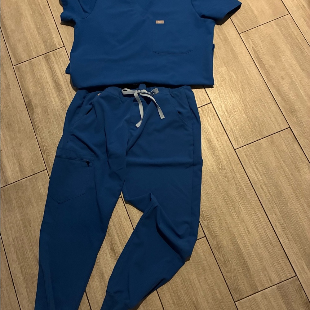 FIGS ROYAL BLUE  Scrub Set Large top /Med Zamora